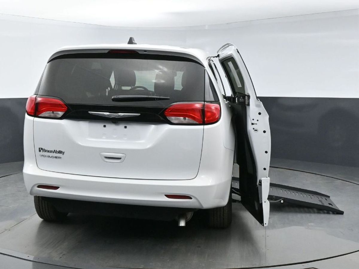 White Chrysler Voyager image number 18