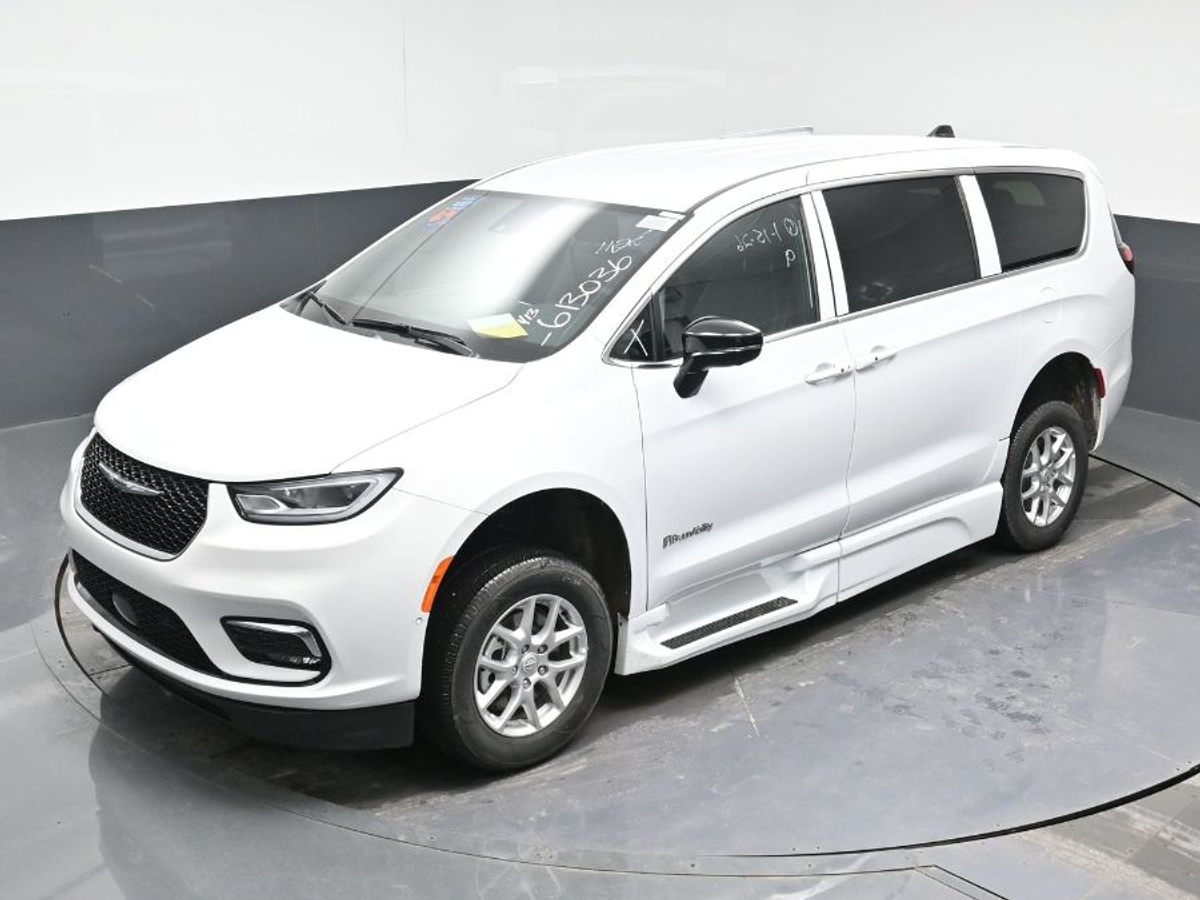 White Chrysler Pacifica image number 23