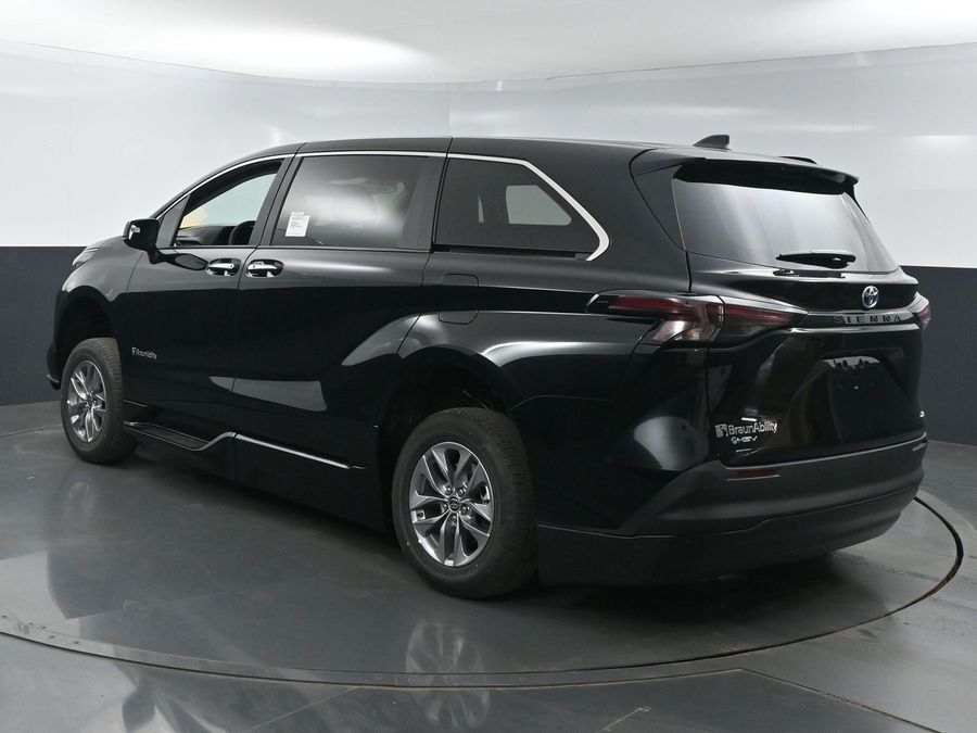 New 2025 Toyota Sienna Hybrid XLE Base - BraunAbility Side Entry Entry In Floor Automatic Ramp
