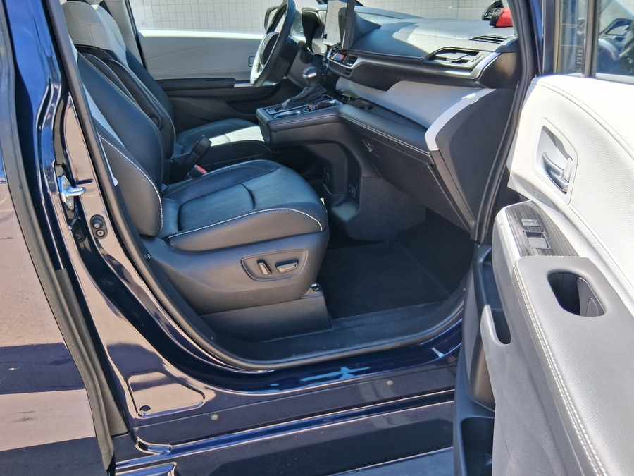 Blue Toyota Sienna image number 2