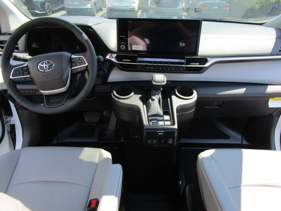 New 2025 Toyota Sienna Hybrid XLE Base - BraunAbility Side Entry Entry Fold Out Automatic Ramp