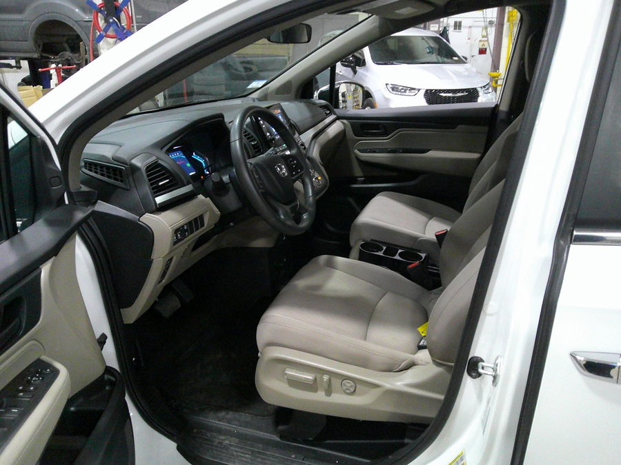 White Honda Odyssey image number 18
