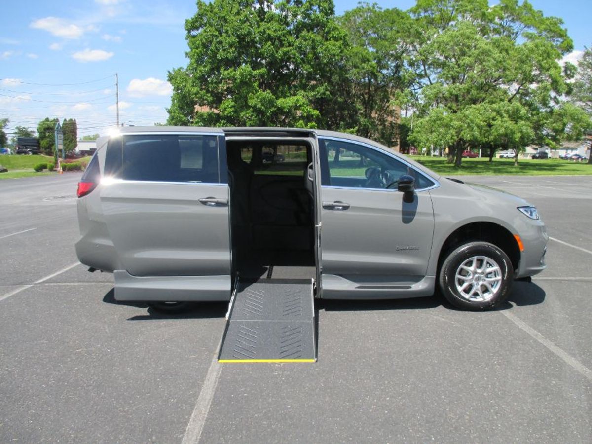 Grey Chrysler Pacifica image number 8