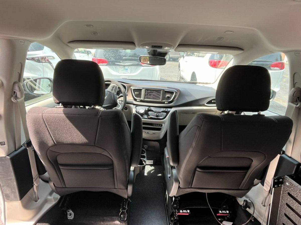 White Chrysler Voyager image number 10