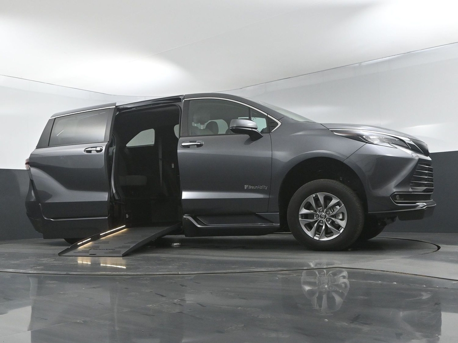 New 2025 Toyota Sienna Hybrid XLE Base - BraunAbility Side Entry Entry Fold Out Automatic Ramp