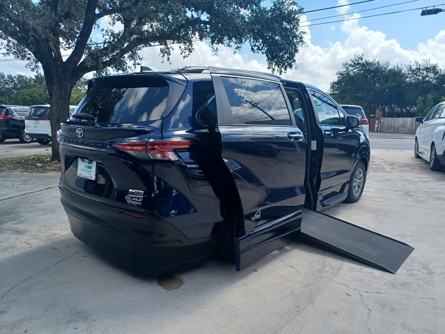 Blue Toyota Sienna image number 2