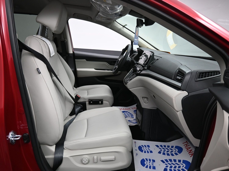 Red Honda Odyssey image number 8