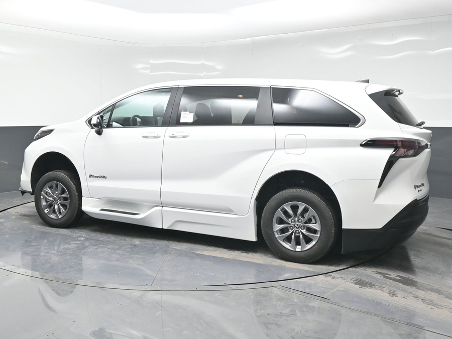 New 2025 Toyota Sienna Hybrid LE - BraunAbility Side Entry Entry Fold Out Automatic Ramp