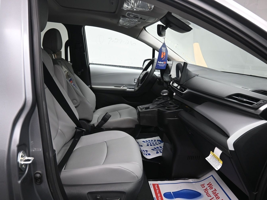 Grey Toyota Sienna image number 5