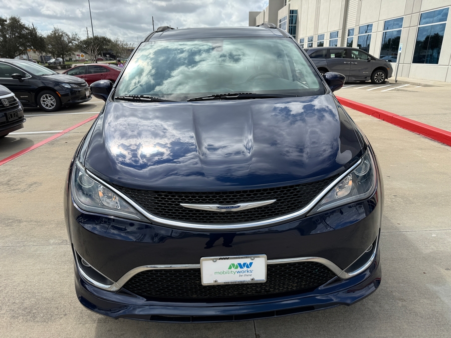 Blue Chrysler Pacifica image number 7