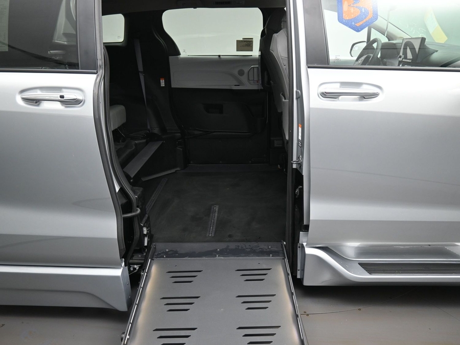 Silver Toyota Sienna image number 16