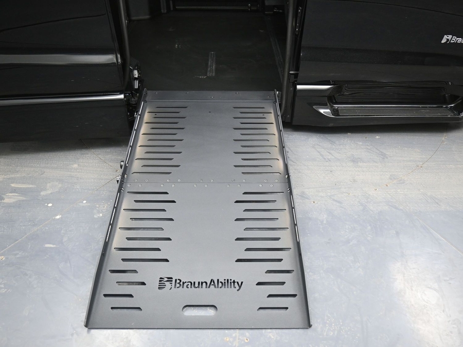 Black Chrysler Pacifica image number 10