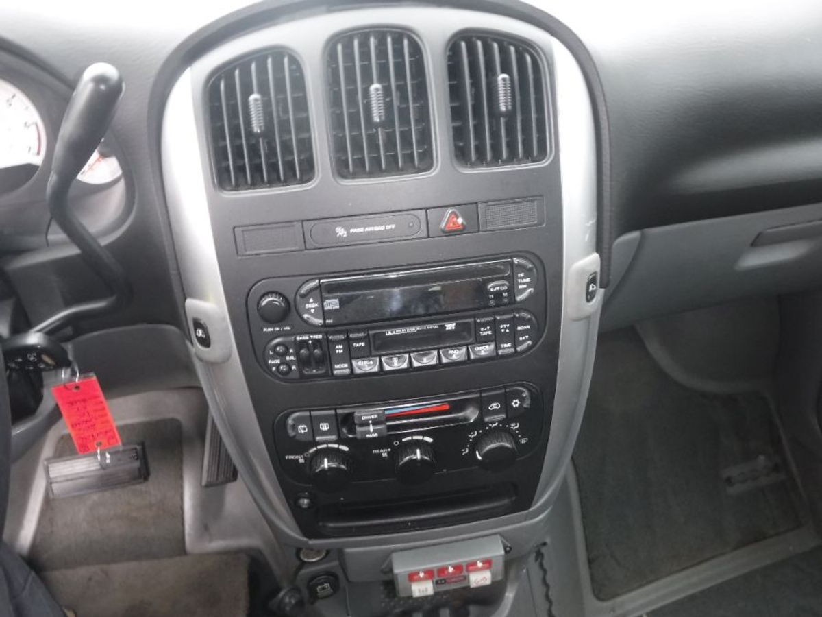 2006 CHRYSLER TOWN AND COUNTRY - Image 12