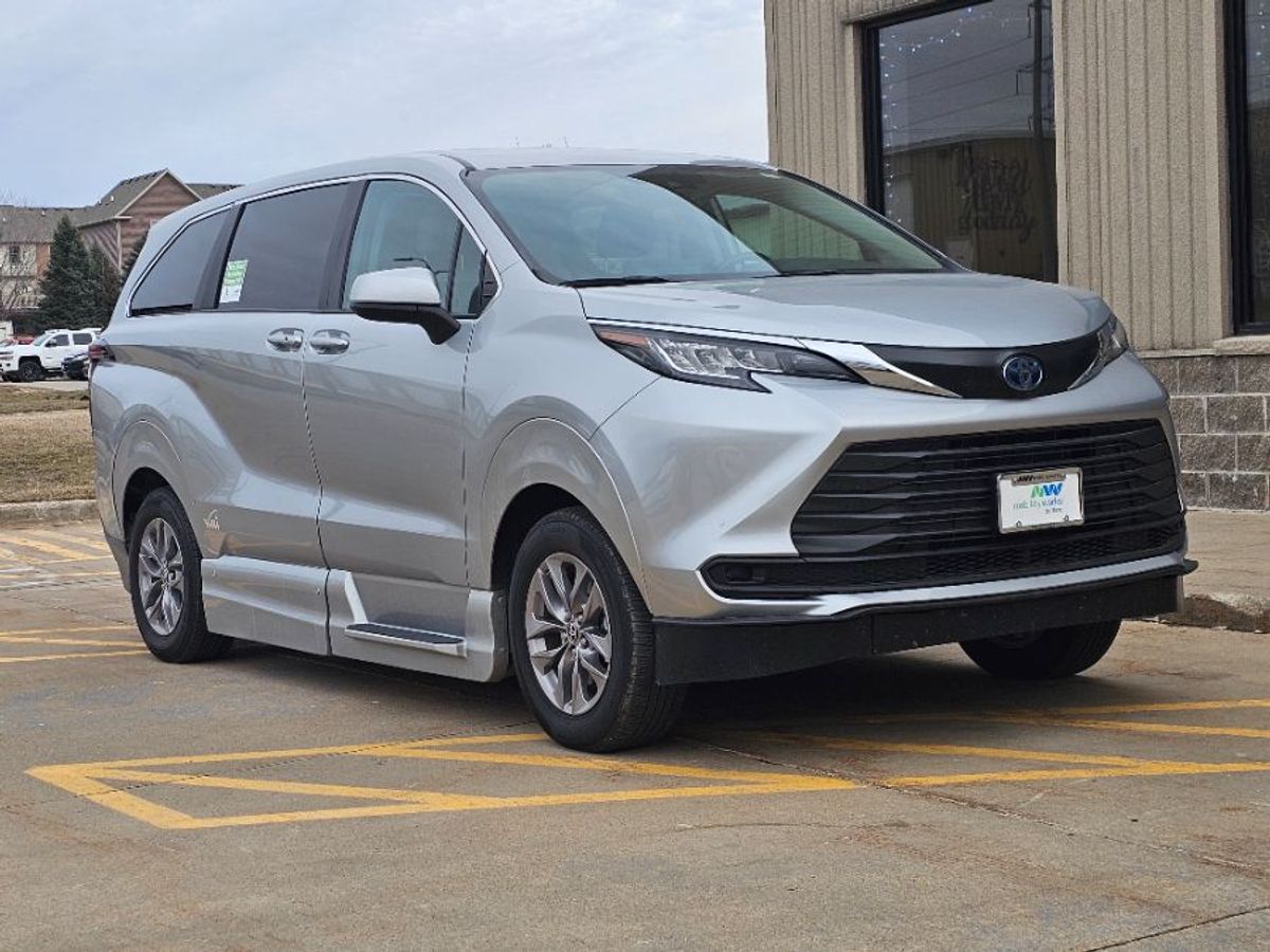 2023 TOYOTA SIENNA - Image 3