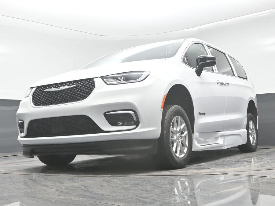 New 2025 Chrysler Pacifica Select Safety - BraunAbility Side Entry Entry In Floor Automatic Ramp