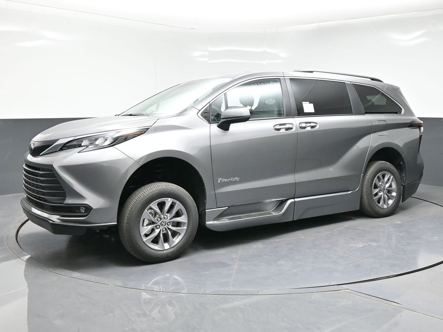 New 2026 Toyota Sienna Hybrid XLE Base - BraunAbility Side Entry Fold Out Automatic Ramp