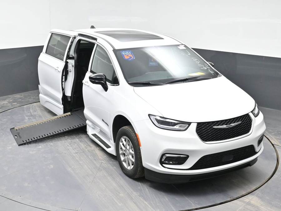 White Chrysler Pacifica image number 22