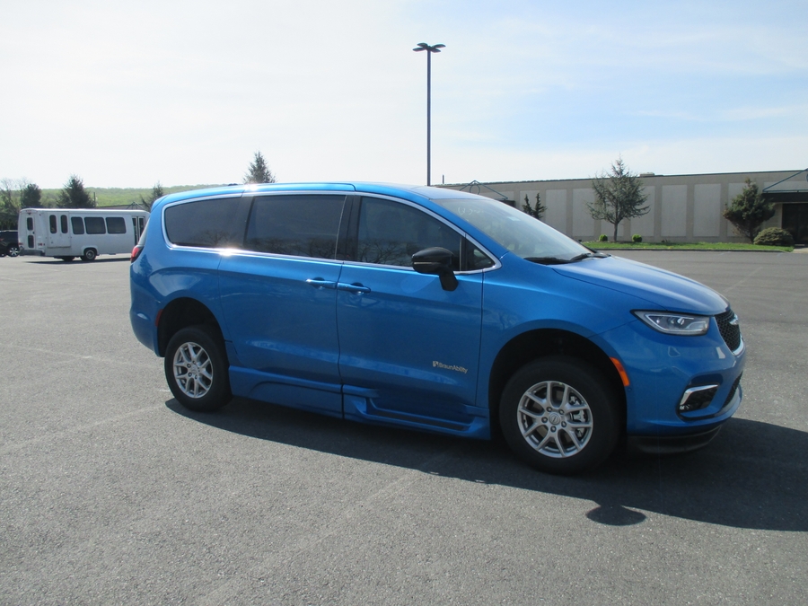 Blue Chrysler Pacifica image number 7