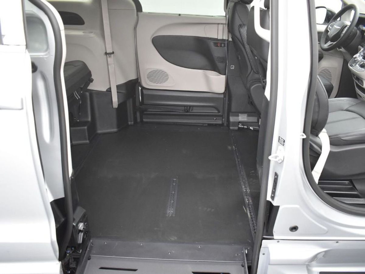 Silver Chrysler Pacifica image number 6