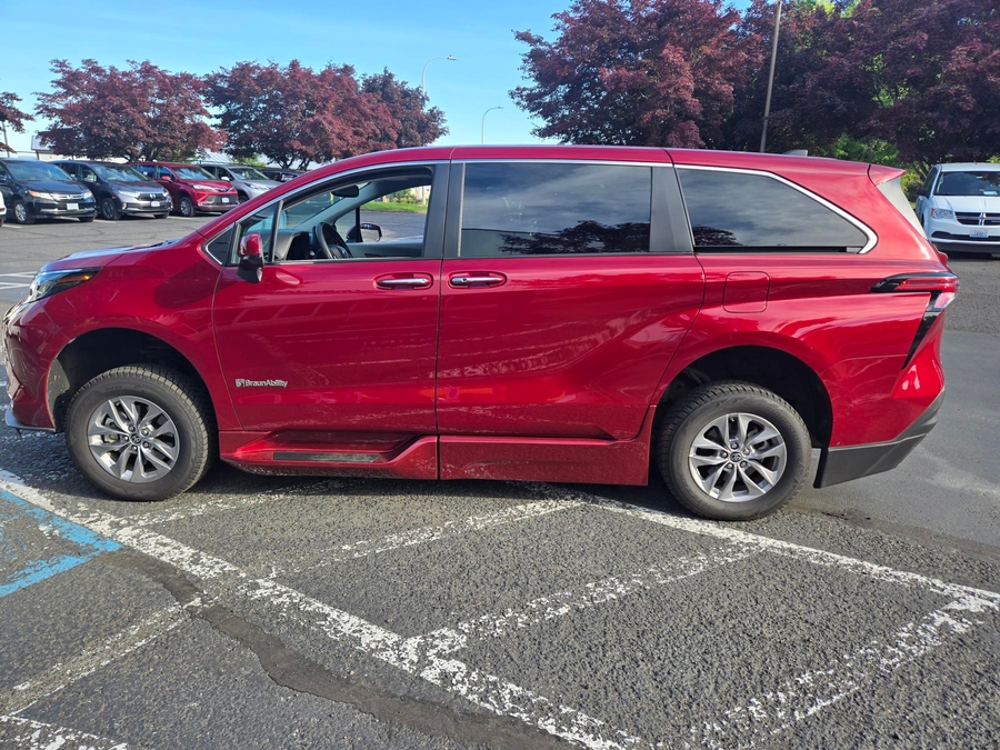 Used 2022 Toyota Sienna Hybrid XLE - BraunAbility Side Entry Fold Out Automatic Ramp