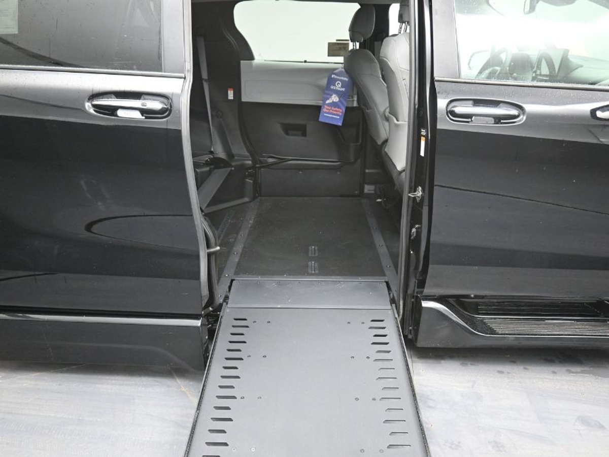 Black Toyota Sienna image number 15