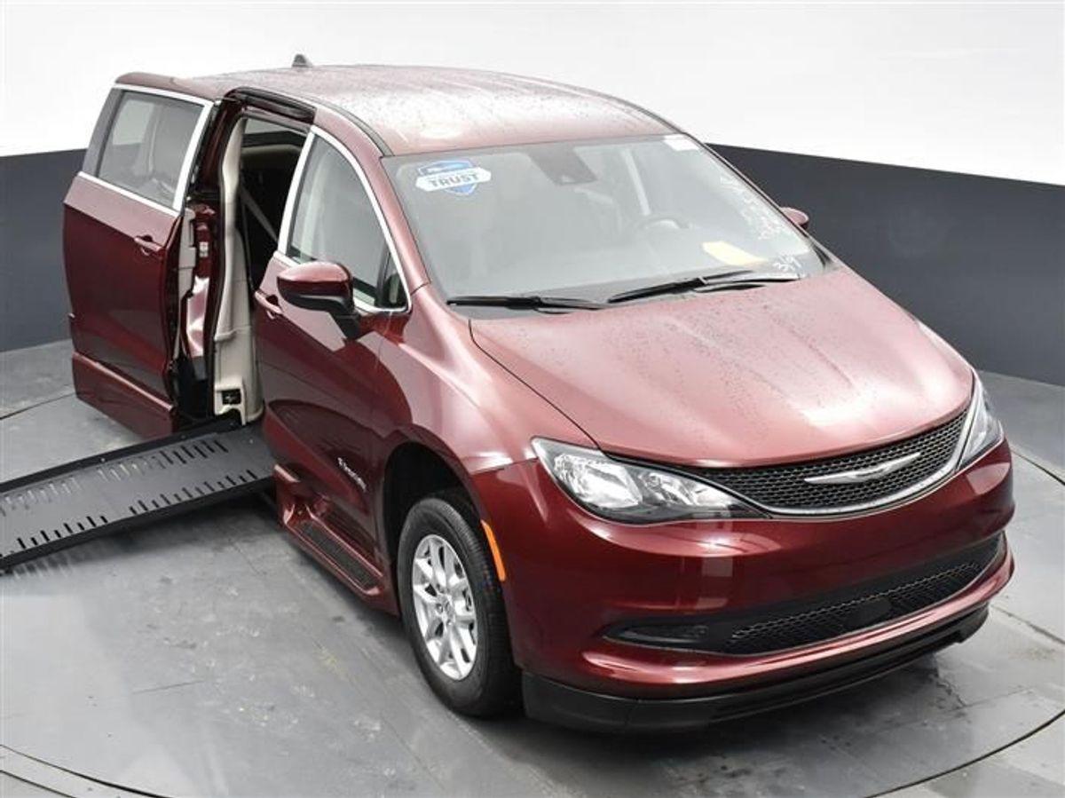 Red Chrysler Voyager image number 3