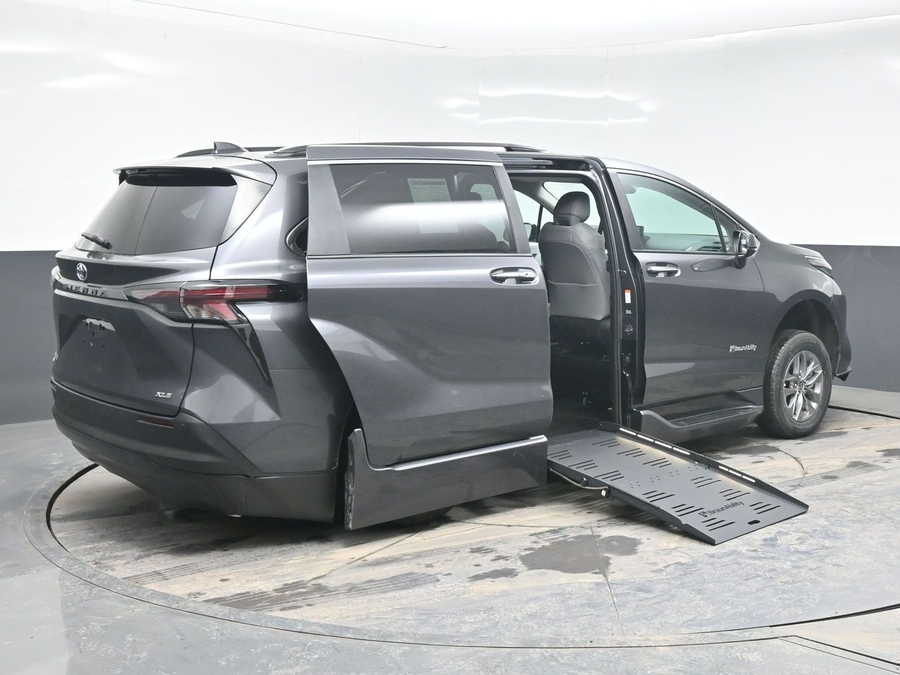 New 2025 Toyota Sienna Hybrid XLE Plus - BraunAbility Side Entry Entry Fold Out Automatic Ramp