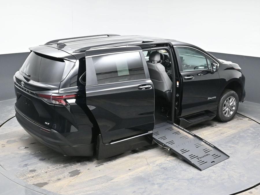 New 2026 Toyota Sienna Hybrid XLE Base - BraunAbility Side Entry Entry Fold Out Automatic Ramp