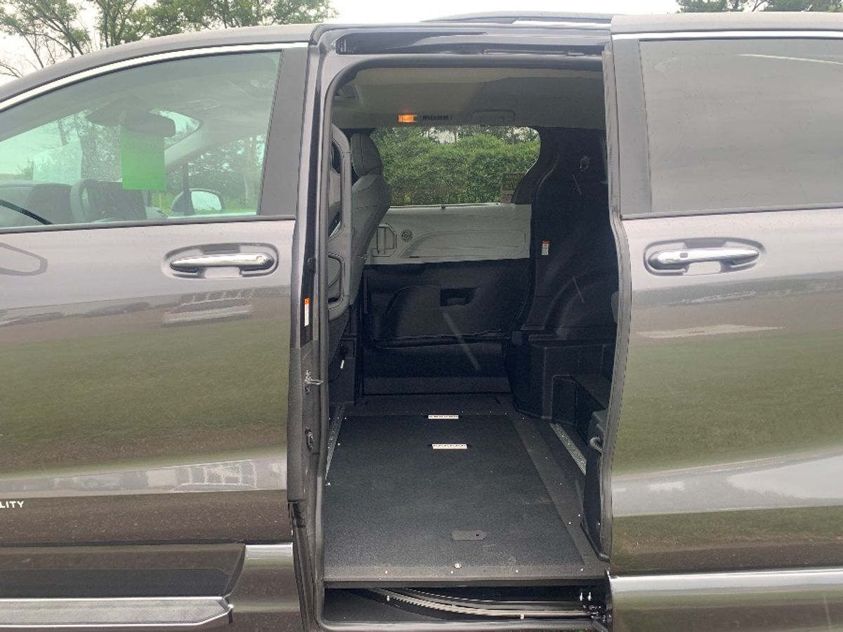 Metallic Gray Toyota Sienna image number 18