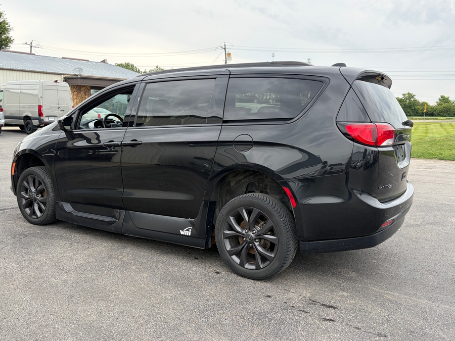 Black Chrysler Pacifica image number 5