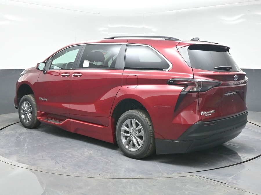 New 2025 Toyota Sienna Hybrid XLE Plus - BraunAbility Side Entry Entry In Floor Automatic Ramp