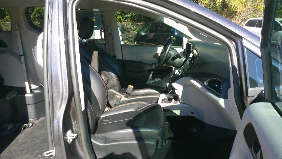 Grey Chrysler Pacifica image number 13