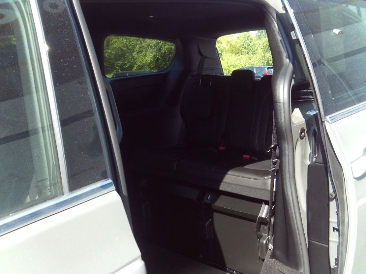 Grey Chrysler Pacifica image number 11