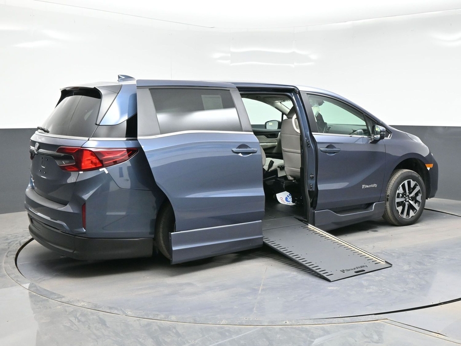 Blue Honda Odyssey image number 4