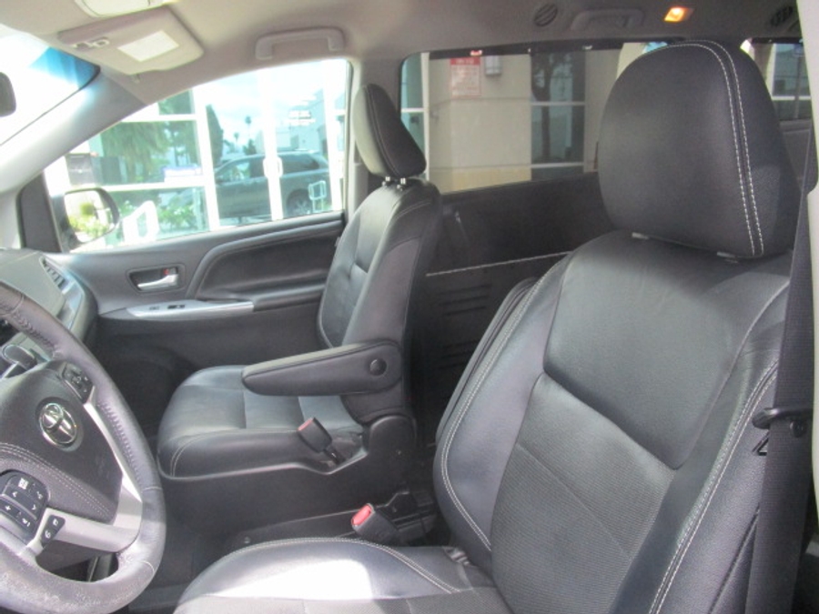 Used 2016 Toyota Sienna SE - BraunAbility Side Entry Entry Fold Out Automatic Ramp