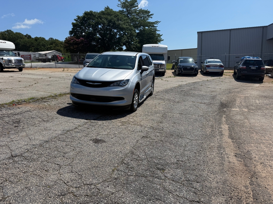 Silver Chrysler Voyager image number 2