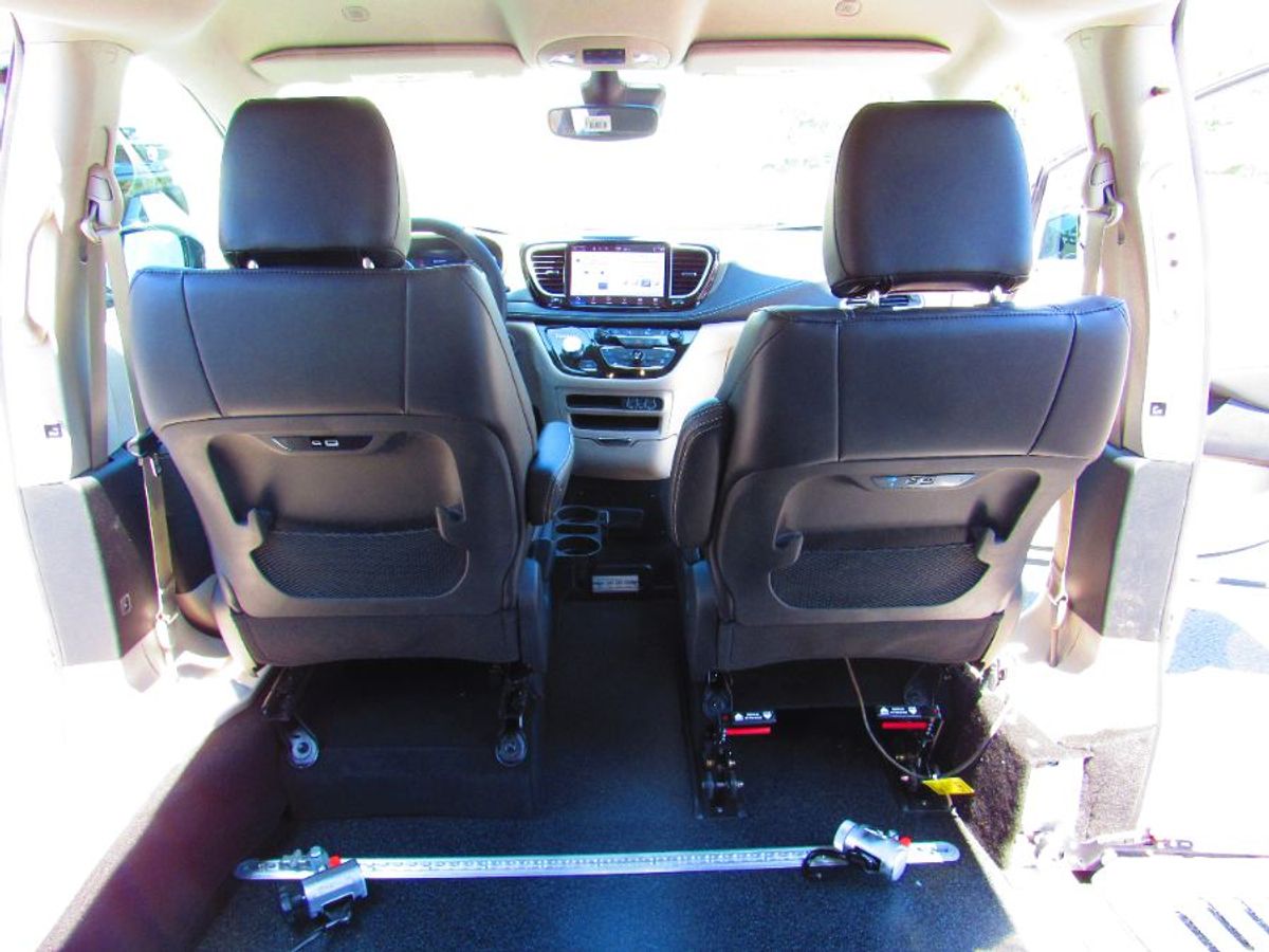 White Chrysler Pacifica image number 8