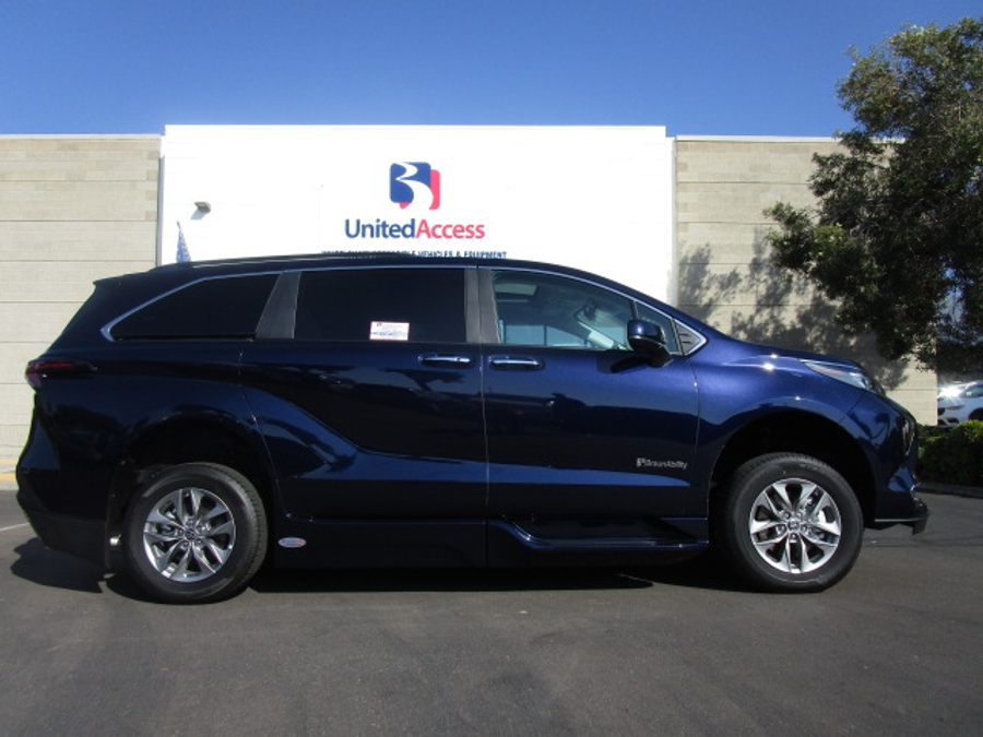New 2025 Toyota Sienna Hybrid XLE Plus - BraunAbility Side Entry Entry In Floor Automatic Ramp