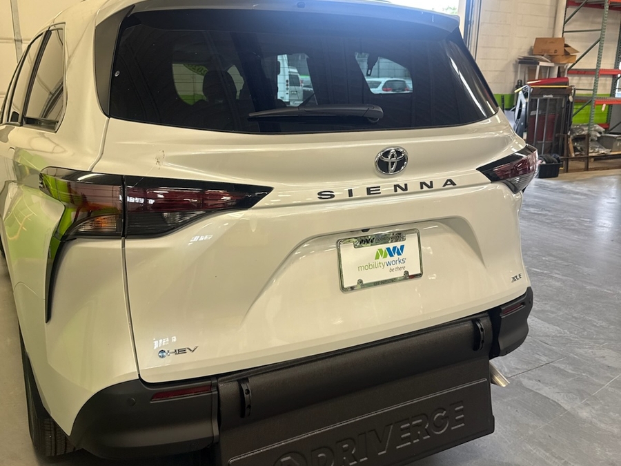 White Toyota Sienna image number 3