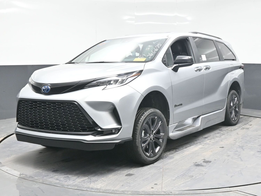 New 2025 Toyota Sienna Hybrid XSE Sport - BraunAbility Side Entry Entry Fold Out Automatic Ramp