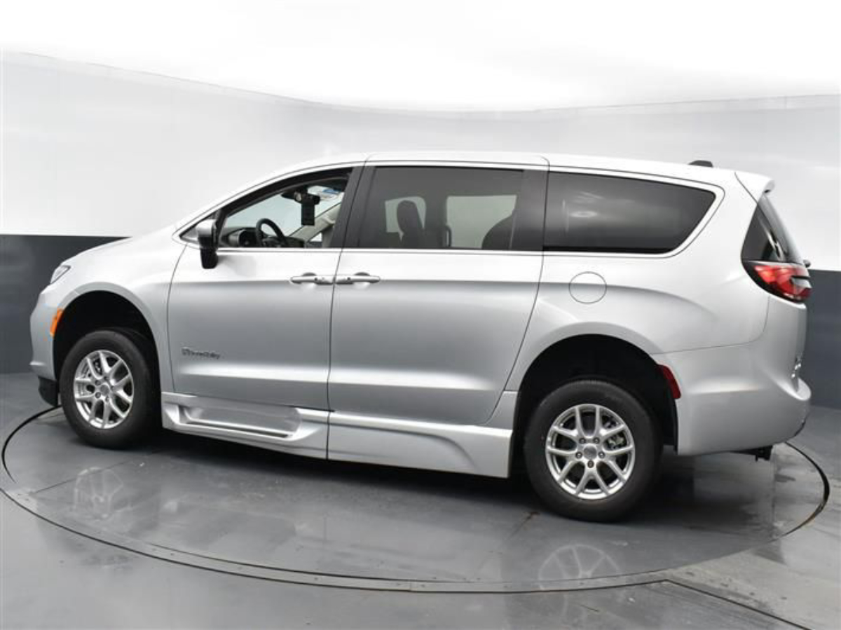 2023 CHRYSLER PACIFICA - Image 4