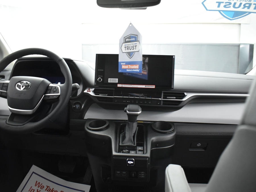 New 2025 Toyota Sienna Hybrid XLE Base - BraunAbility Side Entry Entry Fold Out Automatic Ramp