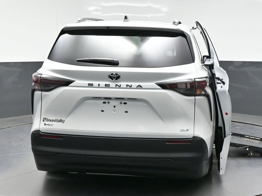 New 2026 Toyota Sienna Hybrid XLE Base - BraunAbility Side Entry Entry Fold Out Automatic Ramp