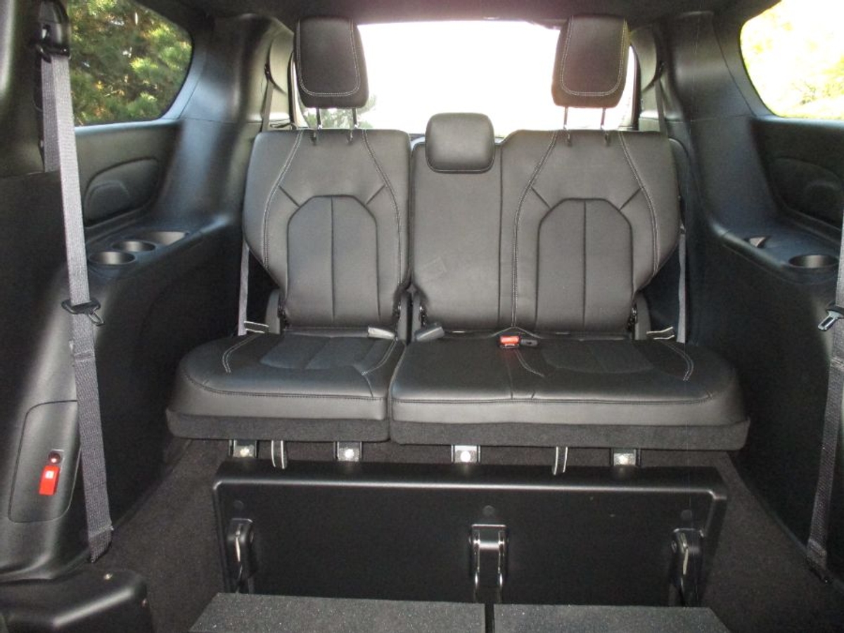 Grey Chrysler Pacifica image number 10