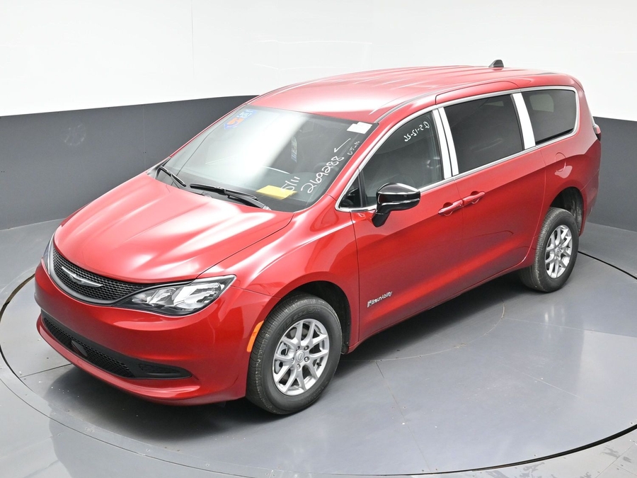 Red Chrysler Voyager image number 21