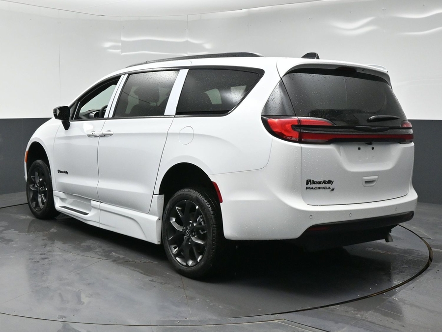White Chrysler Pacifica image number 4