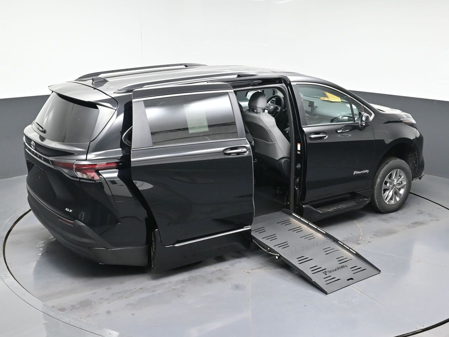 Black Toyota Sienna image number 22