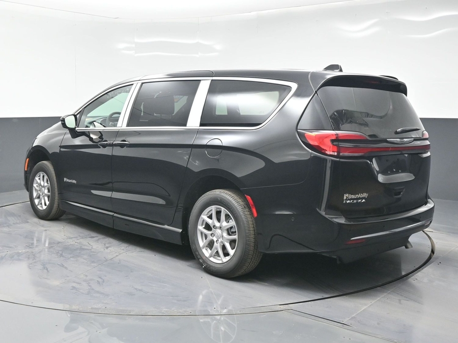 Black Chrysler Pacifica image number 8
