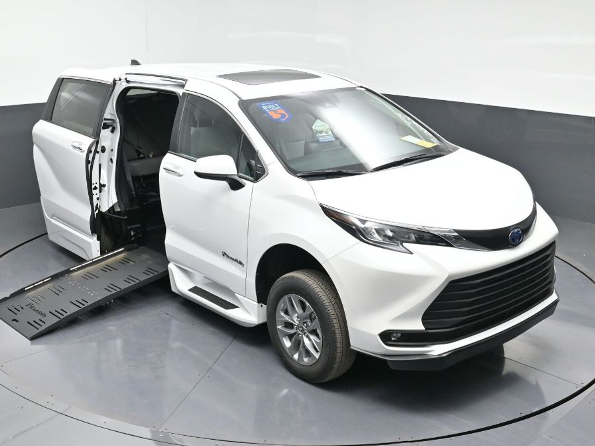 2025 TOYOTA SIENNA - Image 13