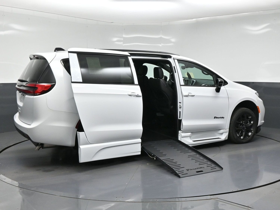 White Chrysler Pacifica image number 4
